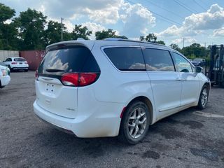 2020 Chrysler Pacifica Limited - Exterior Rear Right Corner Image